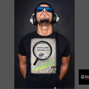 Maglietta rave / Maglietta unisex per festival EDM / Regalo per appassionati di musica techno / Abbigliamento per la cultura rave / Instabilità regolamentata / Follia socialmente accettabile