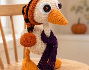 Modèle PDF au crochet d'une oie rigolote et effrayante, oiseau amigurumi d'Halloween avec chapeau et écharpe de sorcière.