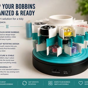 Könnte beinhalten: Ein teal-farbener und weißer Spulenorganizer mit dem Text "KEEP YOUR BOBBINS ORGANIZED & READY". Der Organizer fasst mehrere Spulen in verschiedenen Farben und verfügt über ein Drehdesign. Er ist für ordentliche Nähbereiche konzipiert, ca. 20 cm Durchmesser.