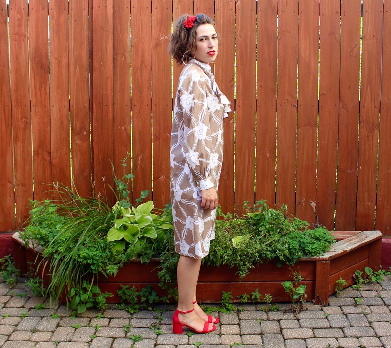 L Brown /& White Mod Floral Print Dress Long Sleeve Vintage 1970s Ruffle-Front Shirt Dress