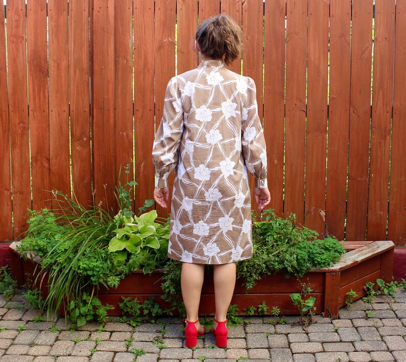 L Brown /& White Mod Floral Print Dress Long Sleeve Vintage 1970s Ruffle-Front Shirt Dress