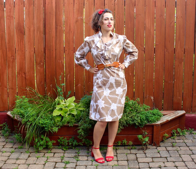 L Brown /& White Mod Floral Print Dress Long Sleeve Vintage 1970s Ruffle-Front Shirt Dress