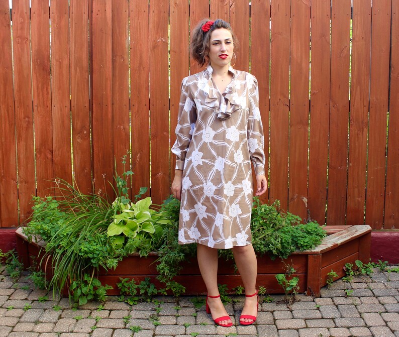 L Brown /& White Mod Floral Print Dress Long Sleeve Vintage 1970s Ruffle-Front Shirt Dress