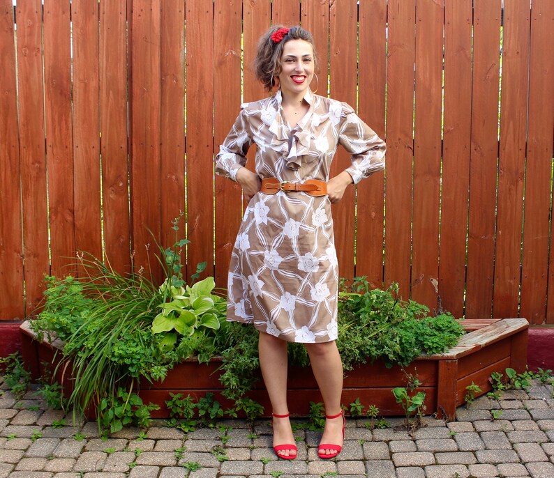 L Brown /& White Mod Floral Print Dress Long Sleeve Vintage 1970s Ruffle-Front Shirt Dress