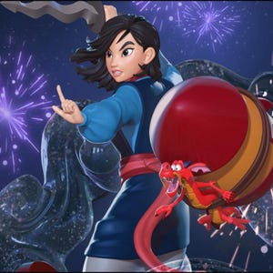 Op de afbeelding: Een beeldje van Mulan in een dynamische pose, met een zwaard. Ze draagt een blauwe en rode outfit, met een vastberaden uitdrukking. Een rode draak is afgebeeld, met een groot rood en goud schild. De achtergrond is donkerblauw met paars vuurwerk.