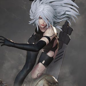 Puede incluir: Figura detallada de un personaje femenino con largo cabello blanco y ojos azules impactantes. Viste un atuendo negro con guantes largos y leggings hasta el muslo. Una gran espada es visible detrás de ella.