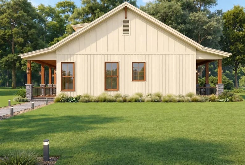 Peut inclure: Une maison de plain-pied avec un bardage vertical couleur cr&egrave;me, un toit &agrave; pignon et trois fen&ecirc;tres rectangulaires aux cadres marron. La structure pr&eacute;sente des porches couverts des deux c&ocirc;t&eacute;s avec des poteaux en bois et des piliers en pierre.