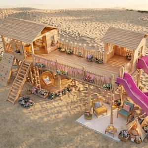 Pode incluir: Parque infantil de madeira com duas casinhas, uma parede de escalada, uma escada e um escorrega rosa. O parque infantil é decorado com flores e luzes de corda. Uma baloiço e cadeiras pequenas também estão incluídas. O parque infantil está numa superfície arenosa.