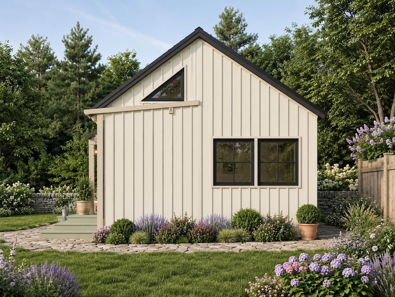 Peut inclure: Une petite maison de plain-pied avec un bardage vertical blanc cass&eacute; et un toit sombre. L'ext&eacute;rieur pr&eacute;sente une fen&ecirc;tre triangulaire pr&egrave;s du sommet du pignon, deux fen&ecirc;tres rectangulaires &agrave; cadre noir et un petit porche avec des marches.