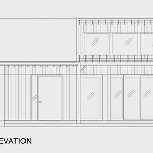 Peut inclure: Un dessin architectural en noir et blanc de l'&eacute;l&eacute;vation frontale d'un b&acirc;timent &agrave; deux &eacute;tages. Le sch&eacute;ma comprend un bardage vertical, de grandes fen&ecirc;tres, une porte et des annotations techniques avec des mesures en pieds et pouces, intitul&eacute; FRONT ELEVATION.