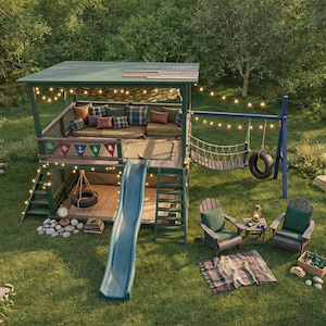 Op de afbeelding: Een groen houten speelhuis met een glijbaan, schommel en zithoek. Het speelhuis heeft een ladder, een bandenschommel en lichtslingers. Twee houten stoelen en een kleine tafel staan op het gras.