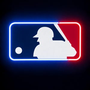 Puede incluir: Un letrero de neón rectangular con el logotipo de la Major League Baseball. El lado izquierdo del marco está iluminado en azul brillante, mientras que el derecho brilla en rojo. Una silueta blanca de un jugador de béisbol está centrada.