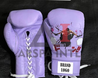 Op de afbeelding: Een paar lichtpaarse bokshandschoenen met witte veters. De linkerhandschoen heeft een afbeelding van een zwaardvechtend personage en een wit rechthoekig label met de tekst BRAND LOGO. De tekst Creation BY ARSPAINTL staat boven de handschoenen.