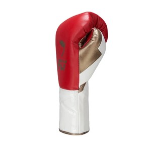 Op de afbeelding: Een bokshandschoen met een rood bovengedeelte, een metallic goudkleurig middenpaneel en een wit gedeelte bij de pols. Op het rode gedeelte staat een donker logo met de tekst FJI. De handschoen is opgebouwd uit gestikte panelen met een gladde afwerking.