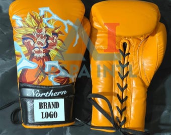 Op de afbeelding: Een paar oranje bokshandschoenen met een afbeelding van een personage met stekelig haar en blauwe energieflitsen. De linkerhandschoen toont de tekst Northern en BRAND LOGO op een zwarte manchet. De rechter heeft een zwarte vetersluiting.