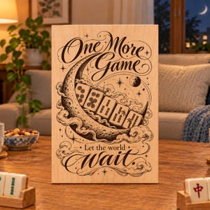 Può includere: Una targa rettangolare in legno chiaro con un'illustrazione a inchiostro nero di una luna crescente che culla tessere del mahjong. Il testo recita One More Game e Let the world Wait, circondato da stelle, nuvole e decorazioni.