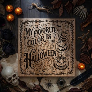 以下が含まれることがあります： My Favorite Color Is Halloweenという黒い刻印文字が施された正方形の木製看板。葉、コウモリ、彫り込まれた顔を持つ3つの積み重なったジャック・オー・ランタンの装飾的な縁取りが、詳細なイラストスタイルで描かれています。