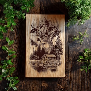 Könnte beinhalten: Rechteckige Holzplakette mit detaillierter Gravur eines Hirsches mit großem Geweih, Bergen, einem Wald und einer Hütte. Das Kunstwerk ist in Braun- und Beigetönen gehalten, vor einem Hintergrund aus natürlicher Holzmaserung. Das Gesamtthema ist rustikal und naturverbunden.