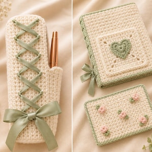 Puede incluir: Un estuche de ganchillo color crema con cordones de cinta verde salvia y un lazo, una funda de cuaderno de ganchillo a juego con un motivo de corazón verde salvia y un pequeño bolso rectangular de ganchillo con flores rosas.