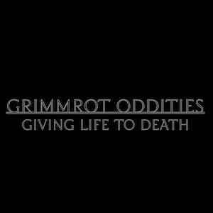 Op de afbeelding: Zwarte achtergrond met witte tekst die "GRIMMROT ODDITIES" boven "GIVING LIFE TO DEATH" leest. De tekst is in een schreefletter, met de woorden "GRIMMROT ODDITIES" onderstreept.