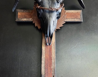 Wandkreuz mit Widderkopf