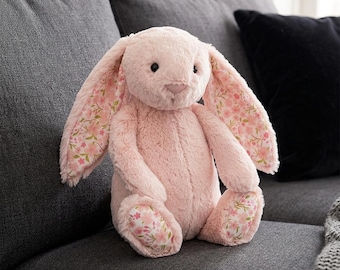 ブロッサムブラッシュバニーチェリーぬいぐるみ – ソフトピンクの花柄うさぎぬいぐるみギフト