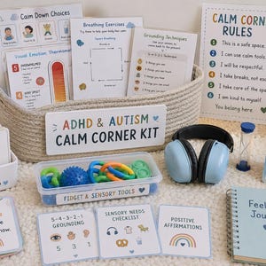 Puede incluir: Un kit de rincón de calma para TDAH y autismo que incluye una cesta tejida con tarjetas instructivas, un recipiente transparente con herramientas sensoriales y fidgets coloridos, auriculares azul claro, un diario de emociones, un bolígrafo y tarjetas.
