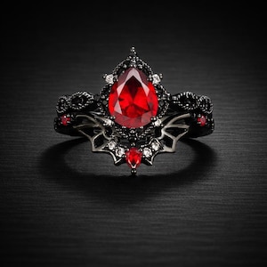 Set di anelli gotici con rubino e lavorazione milgrain a forma di ala di pipistrello, anello di fidanzamento in onice nero stile vampiro, fede nuziale alternativa in moissanite, set da sposa di Halloween per lei