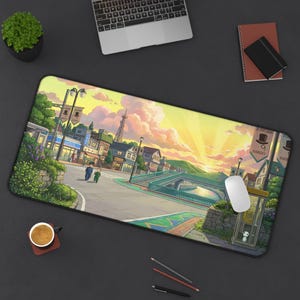 Puede incluir: Una taza de cerámica blanca con un asa negra y el texto "But First, Coffee" en negrita negra. La taza está sobre un fondo borroso. La taza mide aproximadamente 10 cm de altura.