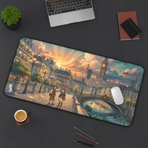 Puede incluir: Alfombrilla de ratón rectangular con una vibrante ilustración de una ciudad europea al atardecer. La obra de arte representa un puente, edificios y figuras, con una torre del reloj al fondo. Un ratón de ordenador descansa sobre la alfombrilla.