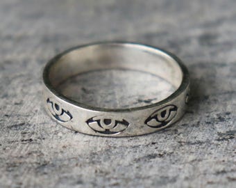Anillo de plata de ley oxidada con forma de ojo, banda grabada mística, joyería espiritual unisex.