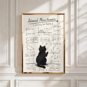 Op de afbeelding: Een ingelijste print met een gouden rand toont de tekst "Advanced Meowthematics" en wiskundige vergelijkingen. Een zwarte kattenillustratie is inbegrepen, samen met de zin "Calculating Treat Probability". De print wordt op een witte muur weergegeven.