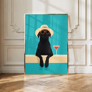 Può includere: Una stampa artistica da parete incorniciata raffigurante un cane nero che indossa un cappello da sole beige e occhiali da sole con montatura arancione. Il cane appoggia le zampe anteriori sul bordo beige di una piscina su sfondo turchese, con un cocktail rosso.