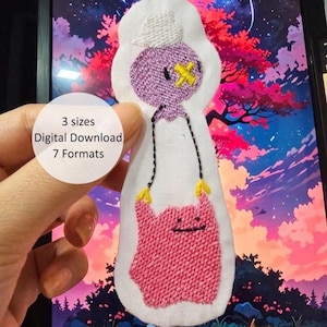 Può includere: Toppa ricamata con un design di personaggio stravagante. Il personaggio ha una testa viola, occhi gialli a forma di croce e un corpo rosa. La toppa è su sfondo bianco. Il testo sull'immagine recita "3 dimensioni Download digitale 7 Formati."