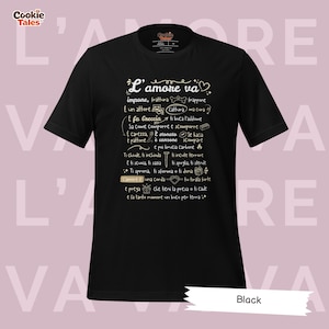 Può includere: T-shirt nero con testo bianco scritto a mano in italiano. Il testo include frasi come "L'amore va" e altre parole italiane. La maglietta ha un girocollo e maniche corte.