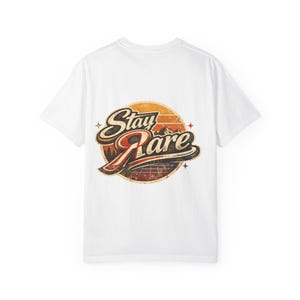 Puede incluir: Un juego de tres tazas de cerámica con un acabado mate moteado. Las tazas son de color crema, gris claro y gris oscuro. Cada taza tiene un diseño simple y minimalista, ideal para café o té.