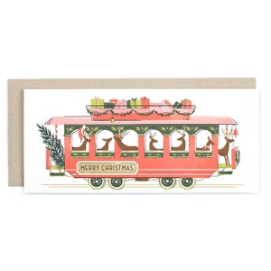 Könnte beinhalten: Ein roter und grüner Weihnachtszug mit Rentier-Passagieren und dem Schriftzug "Merry Christmas" an der Seite.