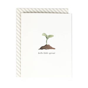 Op de afbeelding: Een witte kaart met een groene scheut die uit bruine aarde groeit. De tekst "hello little sprout" staat onder de scheut.