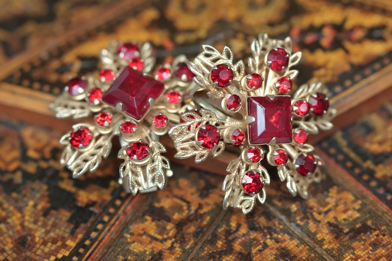 Vintage Red Rhinestone Jewelry Vintage Bridesmaid Vintage Rhinestone Earrings Red Sparkly Earrings Red Flower Vintage Clip On Earrings