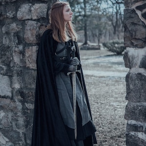 Túnica medieval, colete assassino com capuz - adulto tamanho único - /P/ (libra)