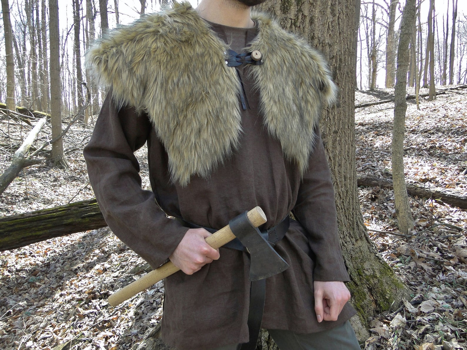 Накидка из шкуры. Накидка мужская Viking. Меховая накидка викингов. Одежда викингов с мехом. Меховая куртка викинга.