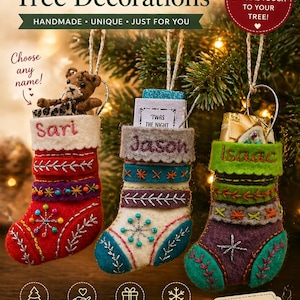 Könnte beinhalten: Personalisierte Weihnachtsbaumdekorationen. Drei Filz-Weihnachtssocken mit den Namen Sari, Jason und Isaac. Jede Socke ist mit farbenfrohen Stickereien verziert und mit kleinen Geschenken gefüllt. Einzigartige Weihnachtsdekoration.