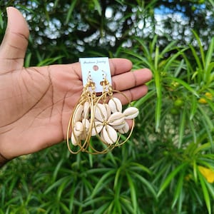 Pendientes llamativos de latón hechos a mano con conchas de cauri – Joyería bohemia africana (5 pares)