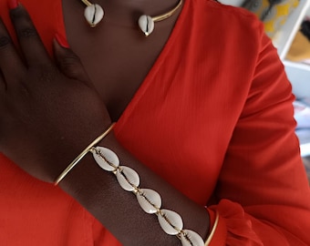 Armband och choker i afrikansk mässing och kaurisnäckor.