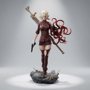 Op de afbeelding: Een verzamelfiguur van een personage met kort blond haar, gekleed in een donkerrood jasje en rok in militaire stijl, dijhoge kousen en witte handschoenen. Het figuur houdt een zwart pistool en een groot geweer vast, met doorschijnende rode ranken.