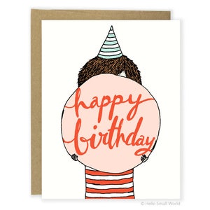 Peut inclure: Une carte d'anniversaire avec une illustration de dessin anim&eacute; d'une personne portant un chapeau de f&ecirc;te tenant un cercle rose avec les mots "joyeux anniversaire" &eacute;crits en rouge.