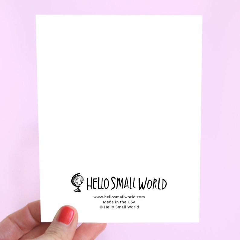 Peut inclure: Une carte blanche avec du texte noir qui dit "HELLO SMALL WORLD" et une petite ic&ocirc;ne de globe. Le texte sous le logo dit "www.hellosmallworld.com Made in the USA &copy; Hello Small World"