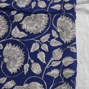 Tkanina bawełniana z nadrukiem ręcznym – indygo niebieski wzór kwiatowy (szerokość 44 cali)