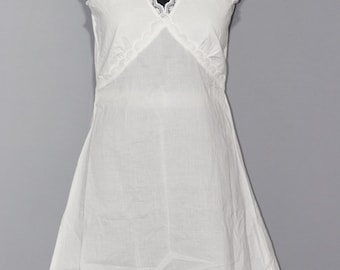 Witte katoenen kanten babydoll-nachtjapon, minislipdress met v-hals, cottagecore-stijl