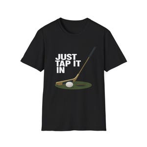 Puede incluir: Una taza de cerámica blanca con un asa negra y el texto "But First, Coffee" en negro, con una fuente de estilo manuscrito. La taza está sobre una superficie blanca.